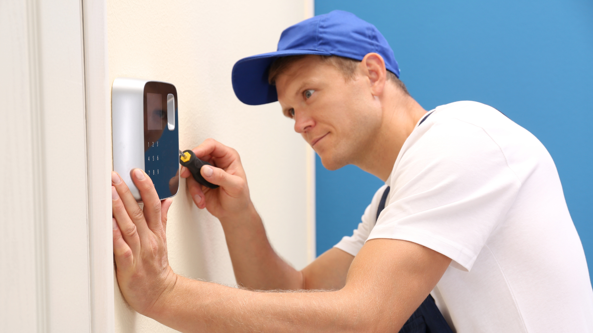 Alarme maison : installer soi-même ou faire appel à un pro ?